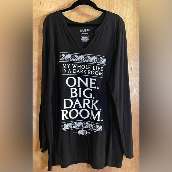 Torrid Clip Neck Tee – Beetlejuice One Big Dark Room Size 1 - Picture 4 of 5